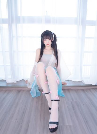 妲己把裤子脱了打开腿让人