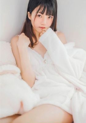 蒙上眼睛的女大学生